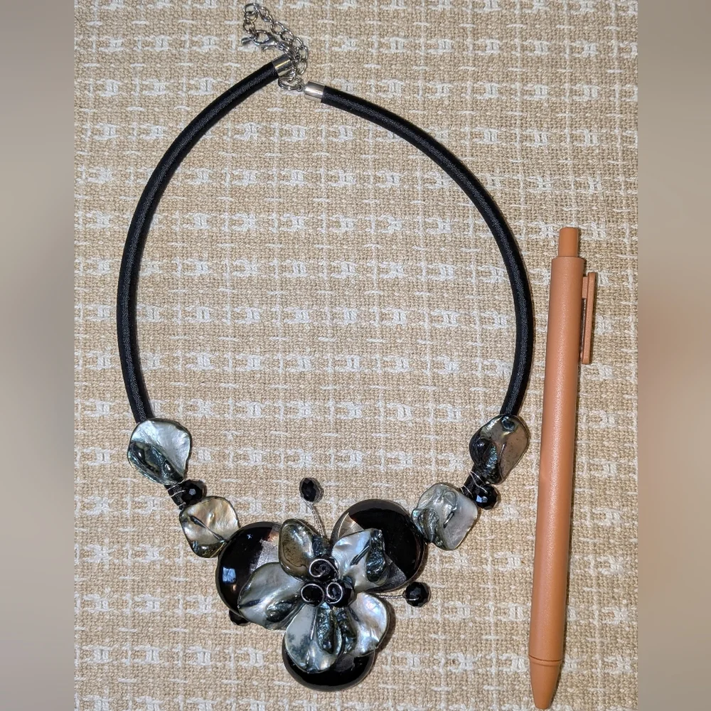 Women’s Black & White Artisan Floral Necklace - Picture 4 of 4